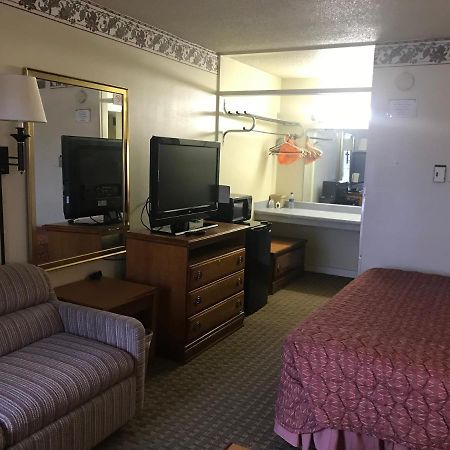 Tyler Inn & Suites Extérieur photo