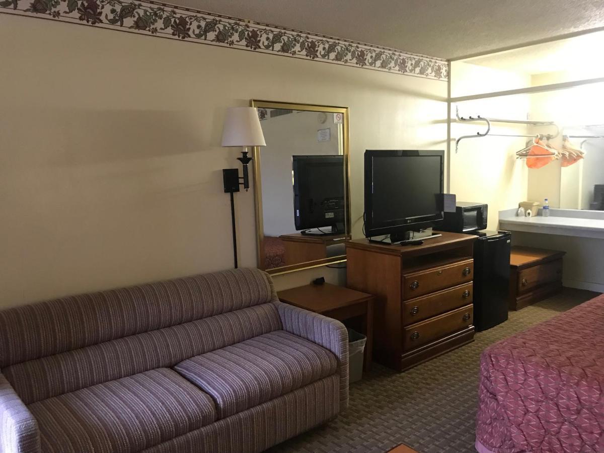 Tyler Inn & Suites Extérieur photo