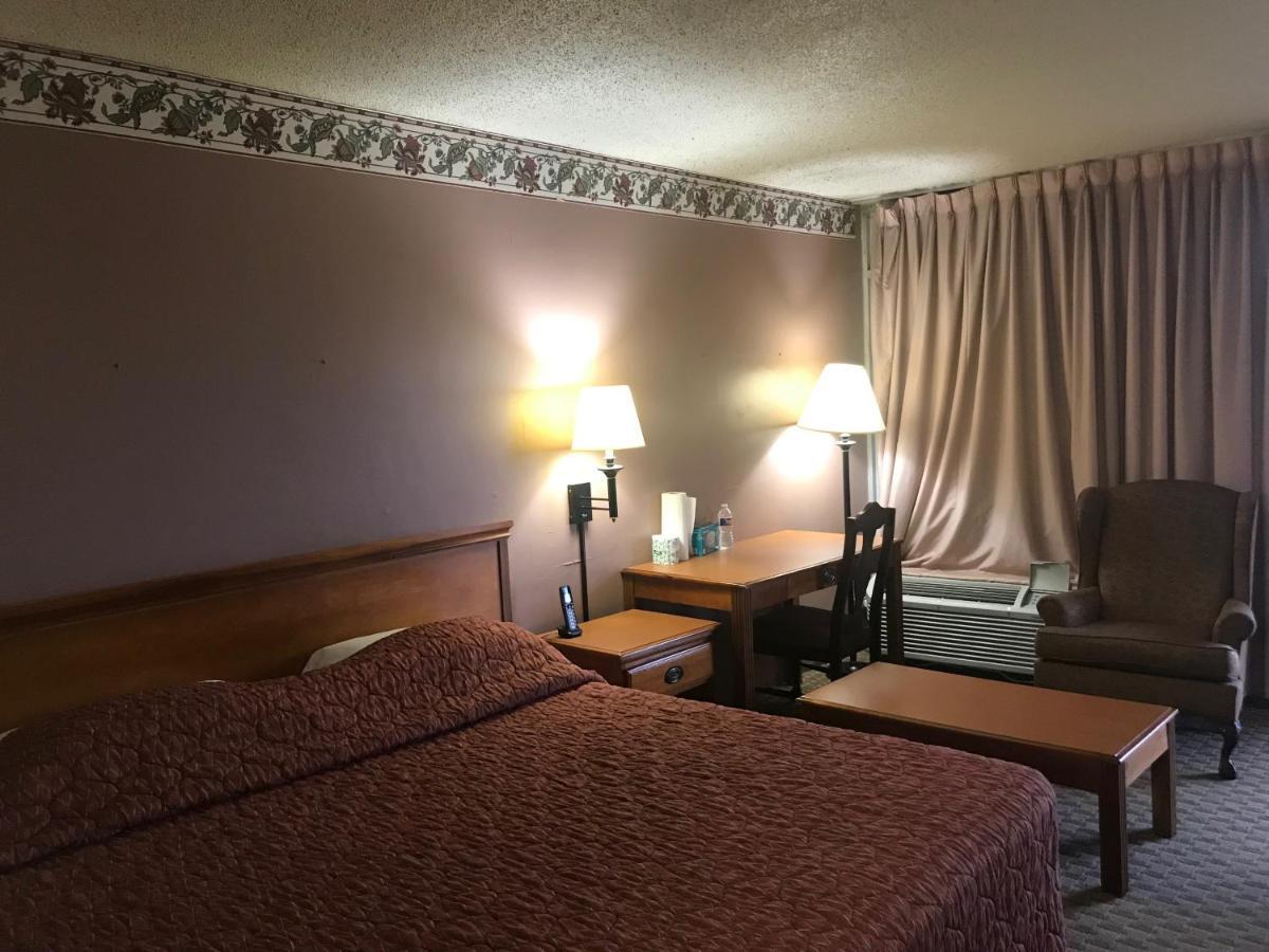 Tyler Inn & Suites Extérieur photo